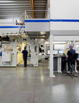 Een van onze computergestuurde drukpersen