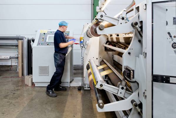 Bobineur controleert drukwerk op machine